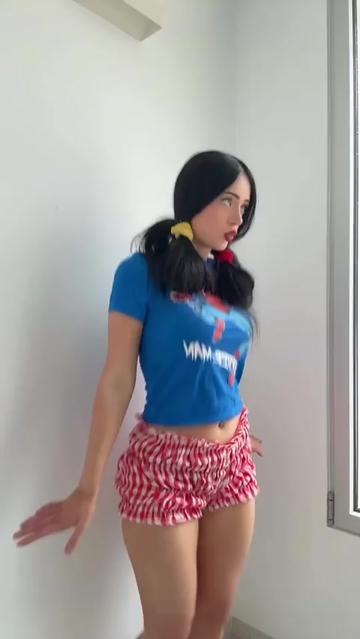 @lillyabella
