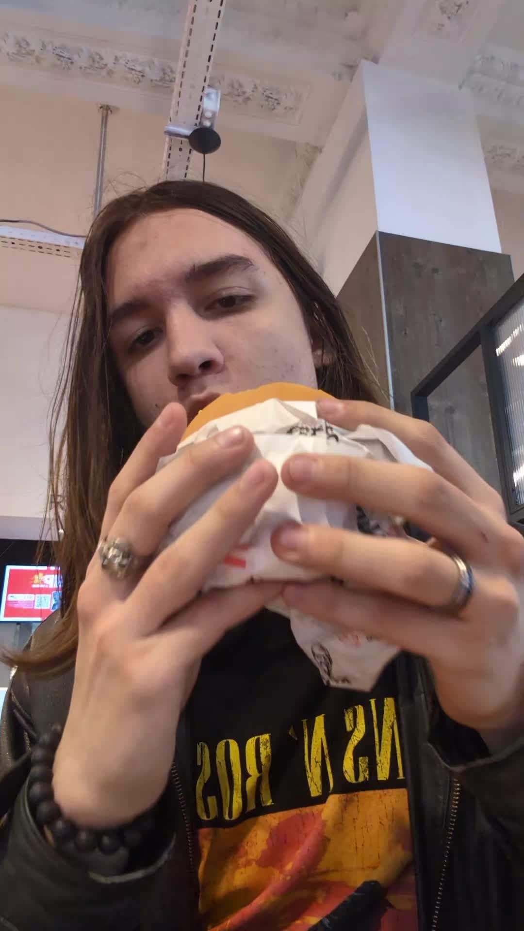 @людина яйця