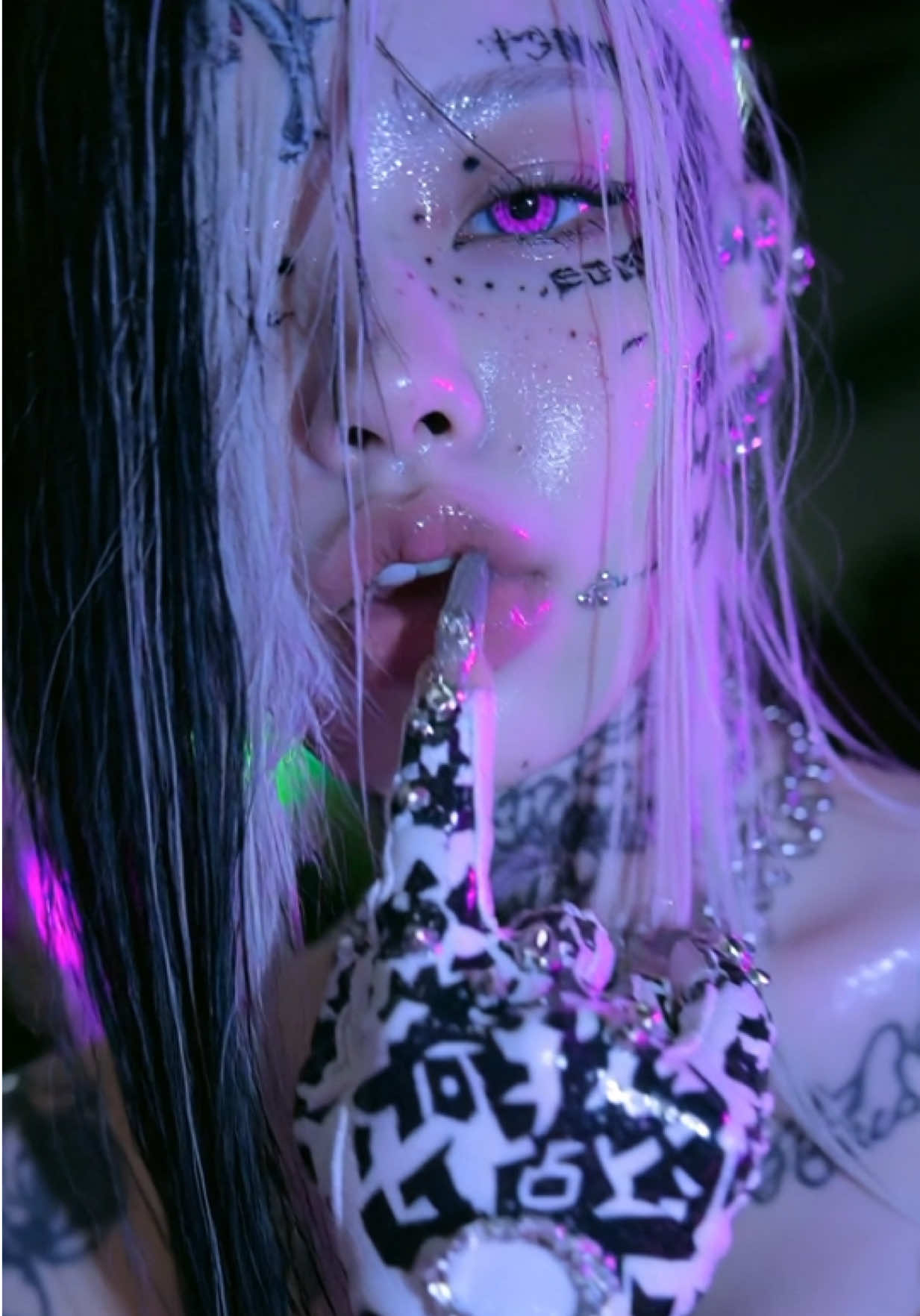 @𝖑𝖎𝖌𝖍𝖙