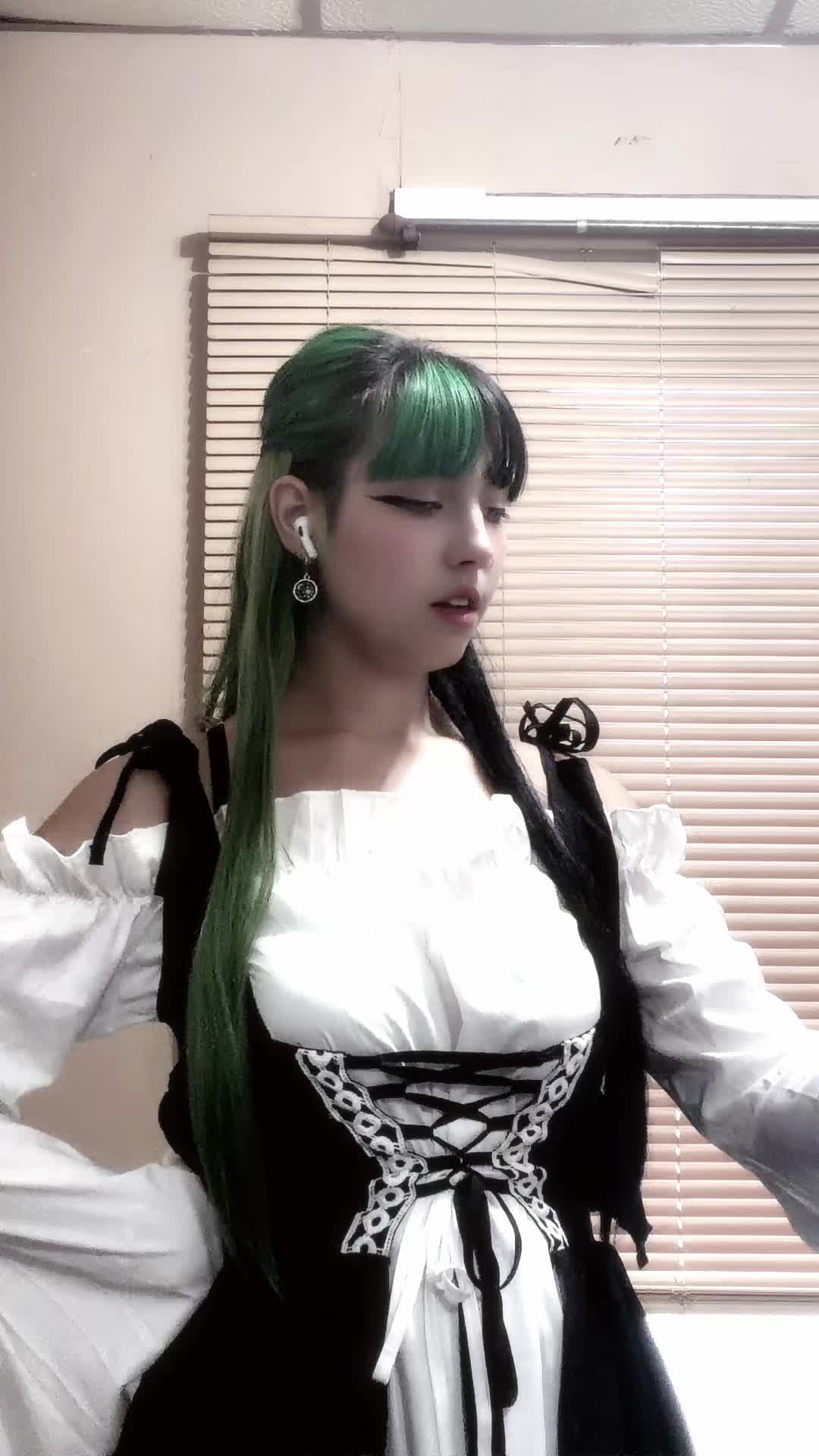 @Goth_latina