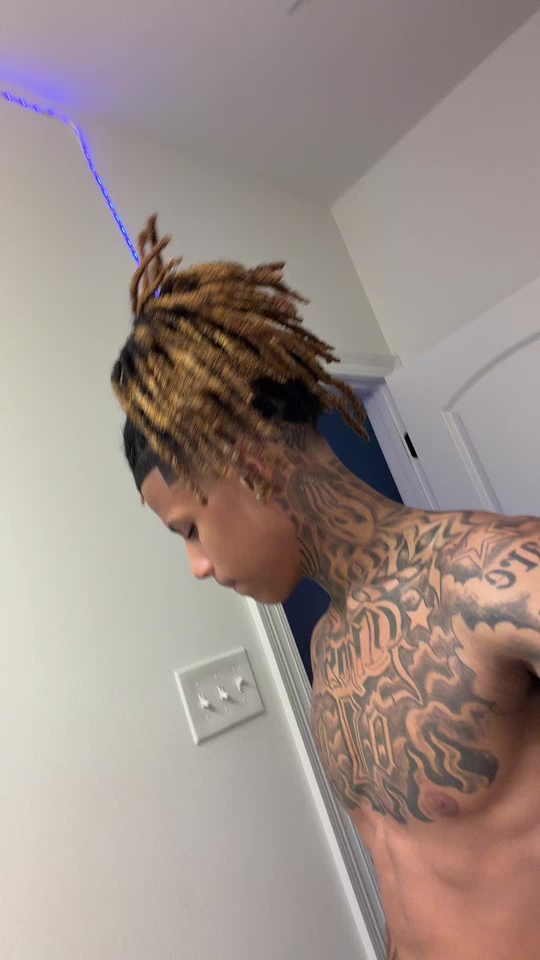 @whytayy
