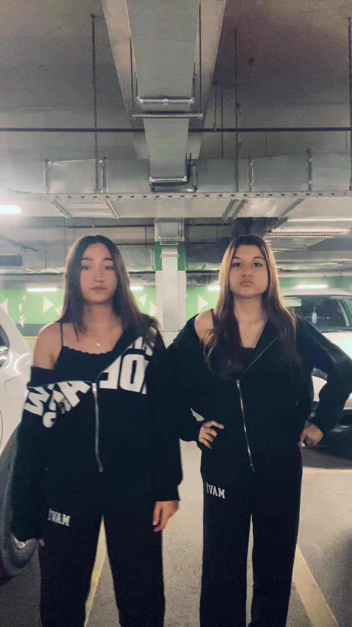 @blondeandbrunettetwins