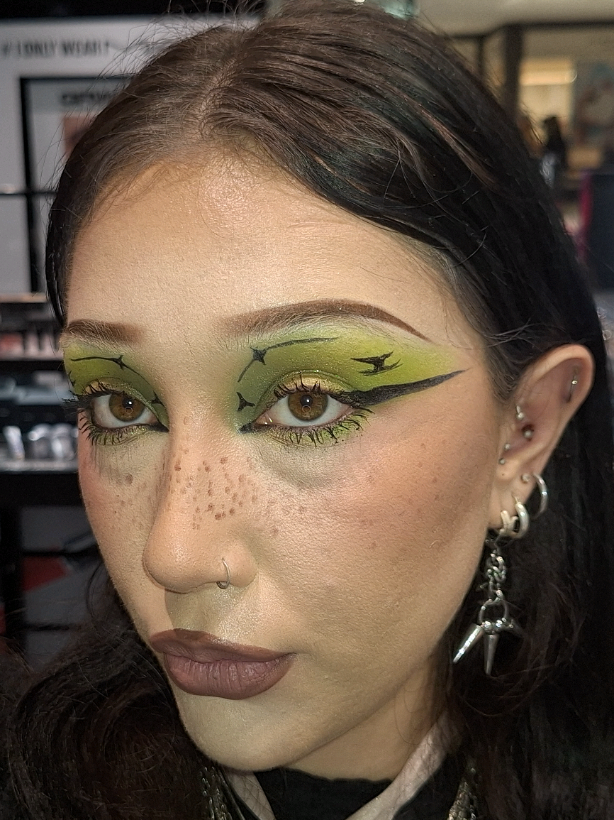 @makeupbyella