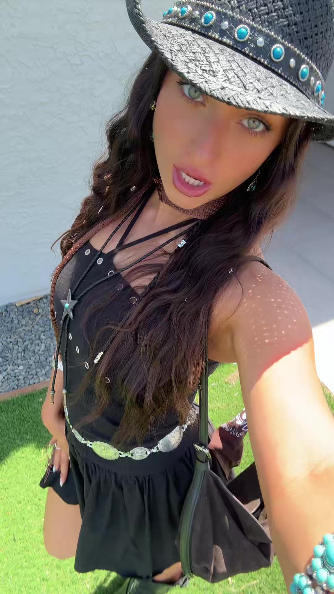 @Ava