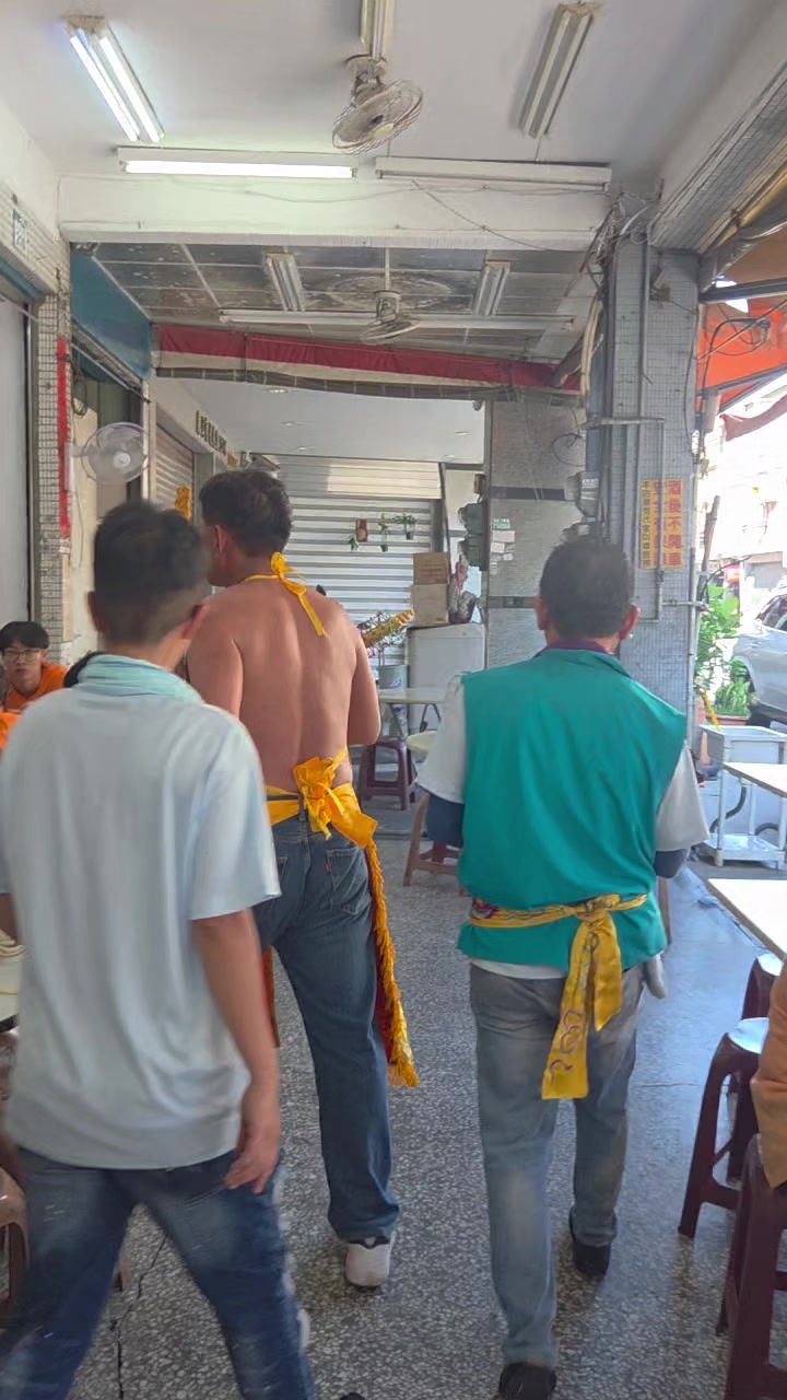 @帥哥跑廟會