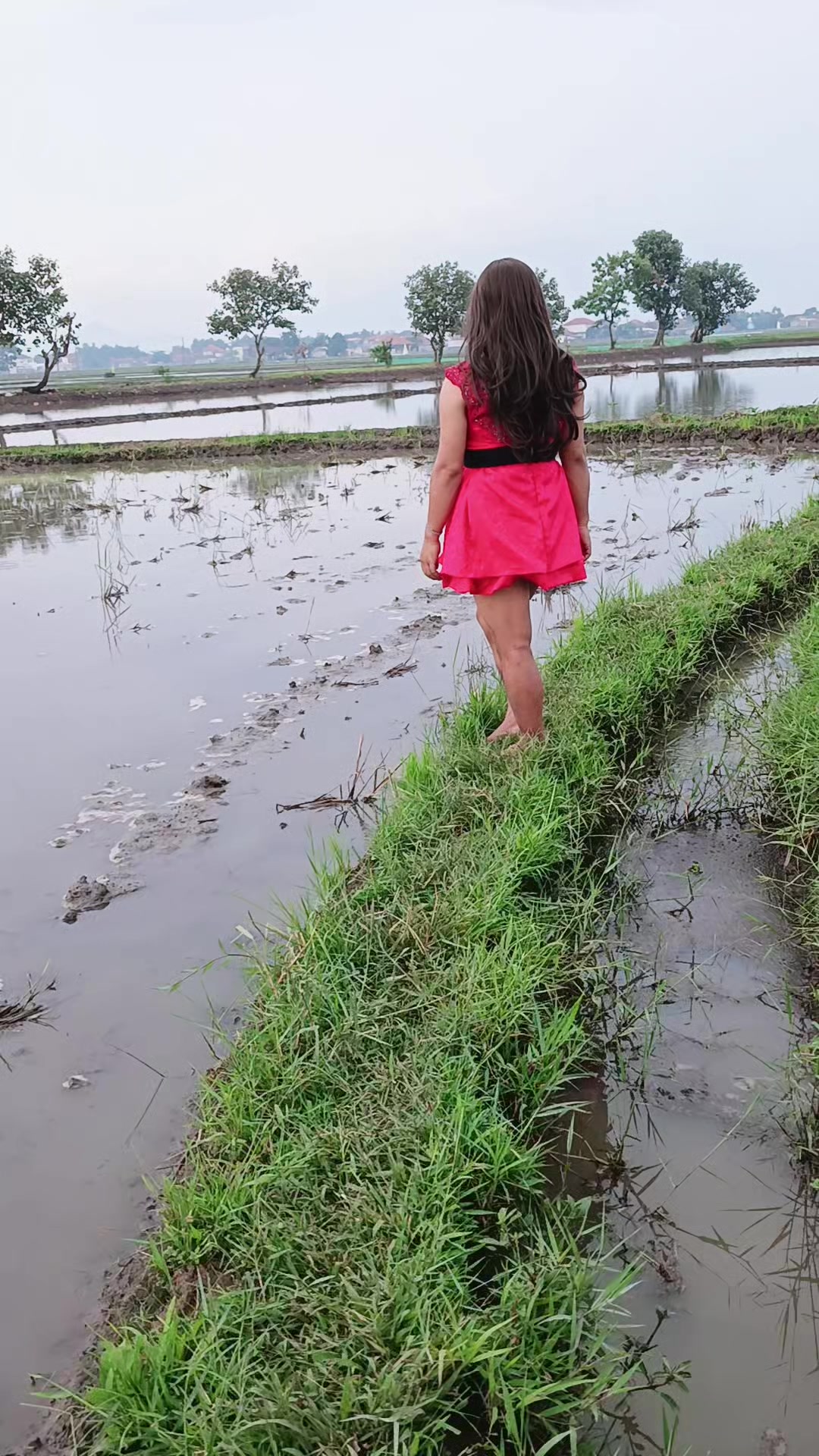 @manda si artis nyebur sawah