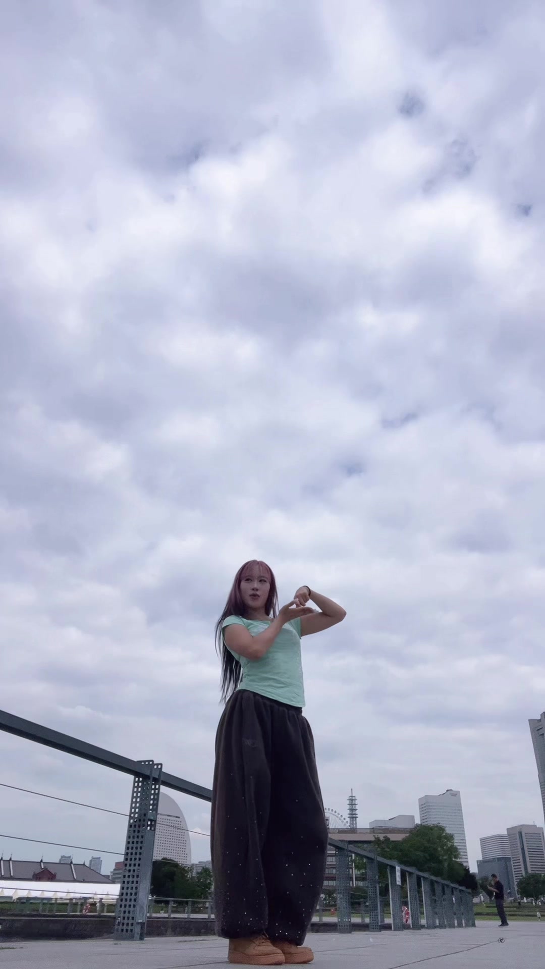 @もな