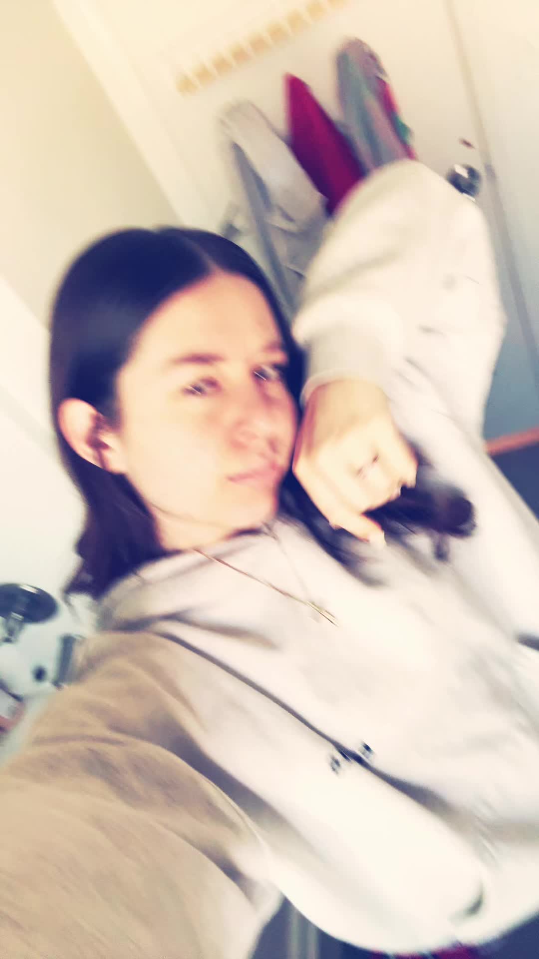 @•