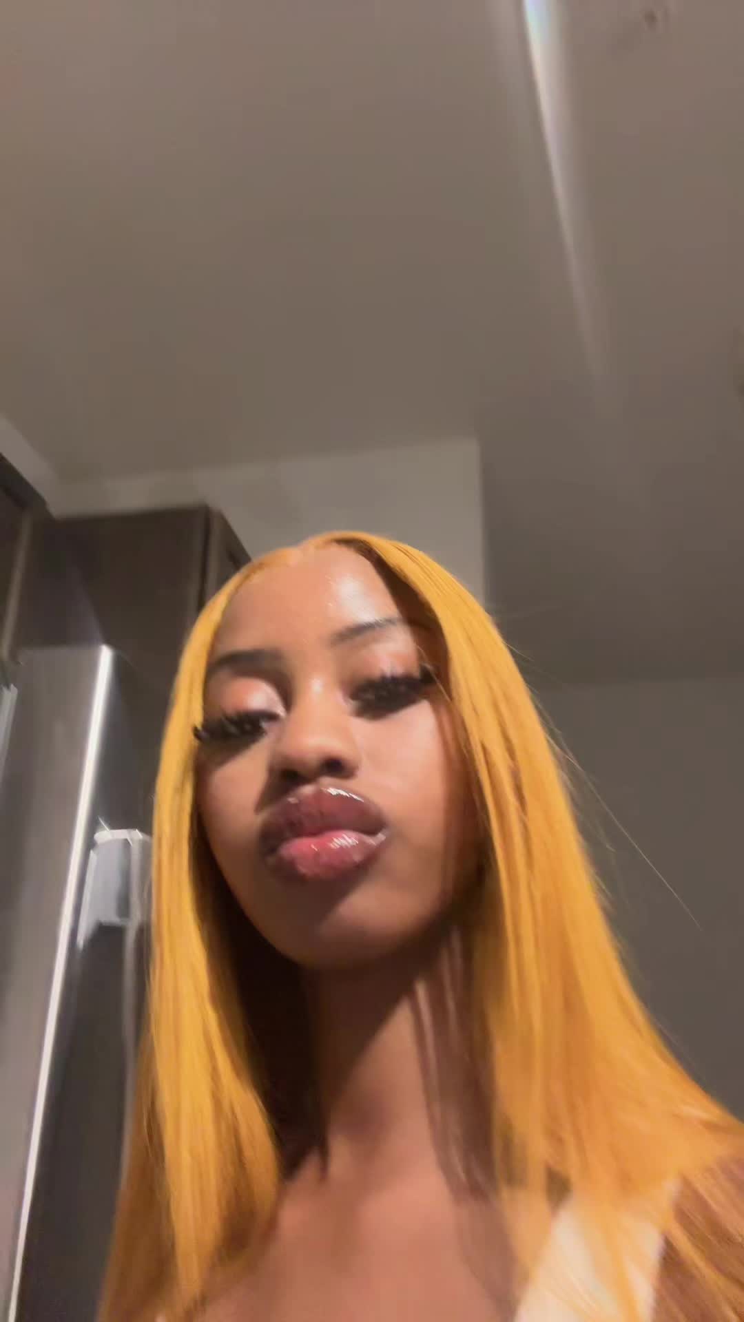@missniakay