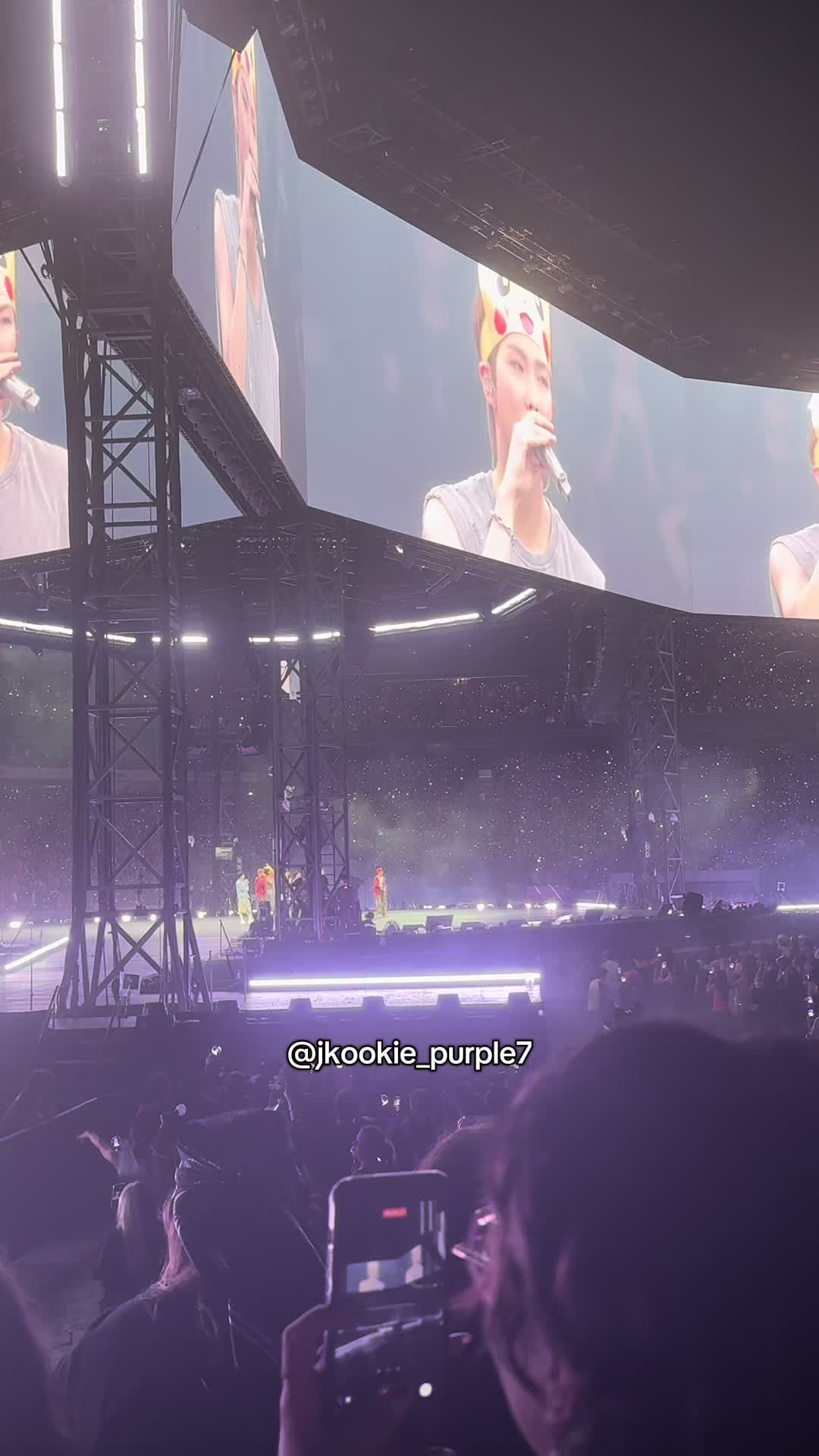 @moonchild⁷ i hi5 Jin😭💜