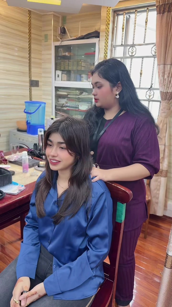 @𝑷𝑨𝑹𝑰🦋(Makeup Artist)