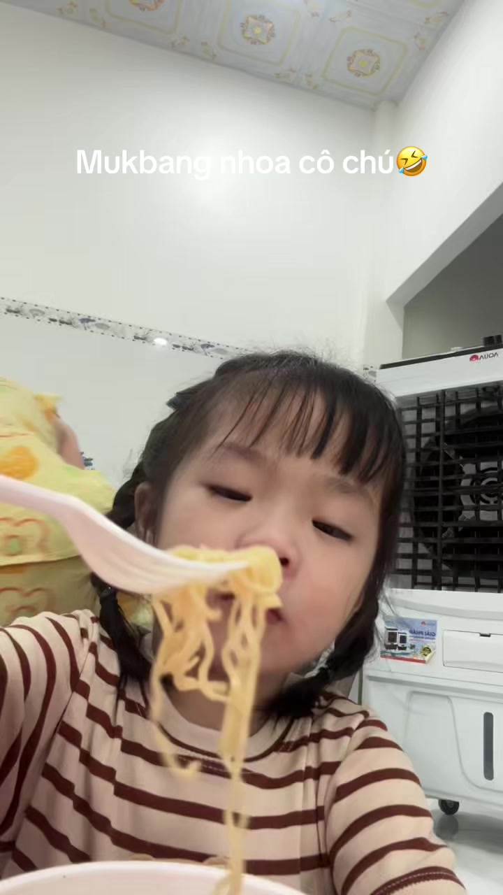 @Uy&ecirc;n Nhi