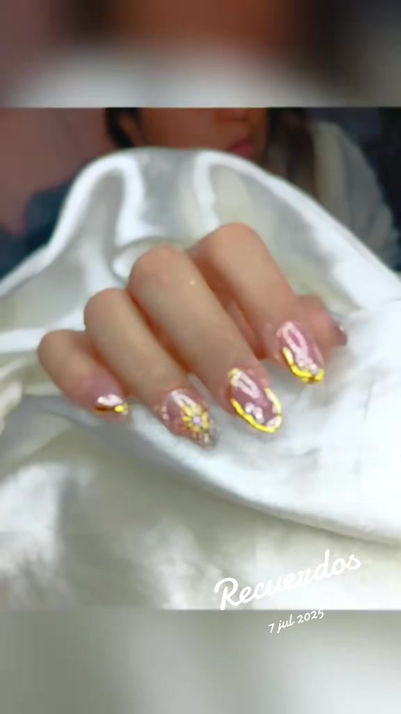 @mahalonails&lashes
