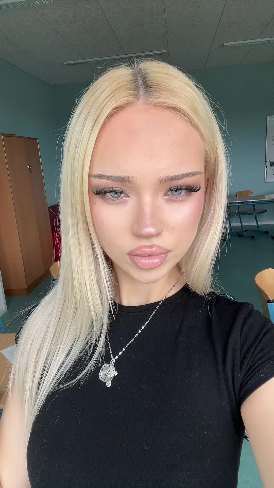 @аня