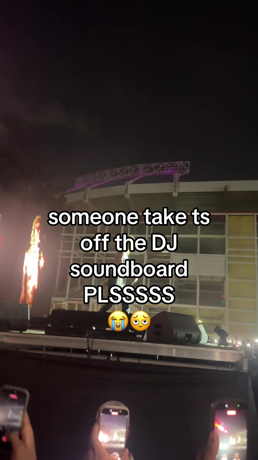 @>:<