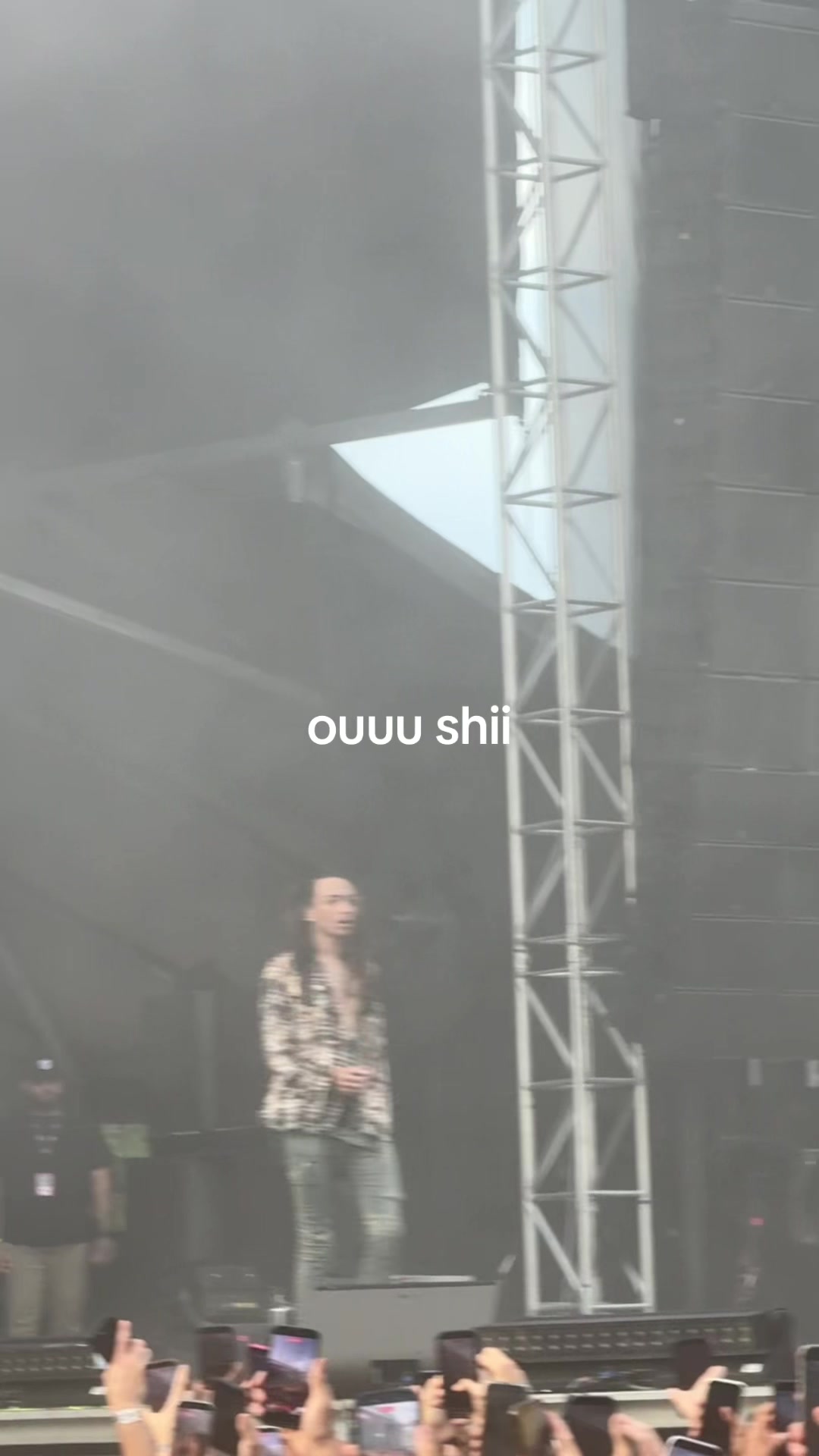 @>:<