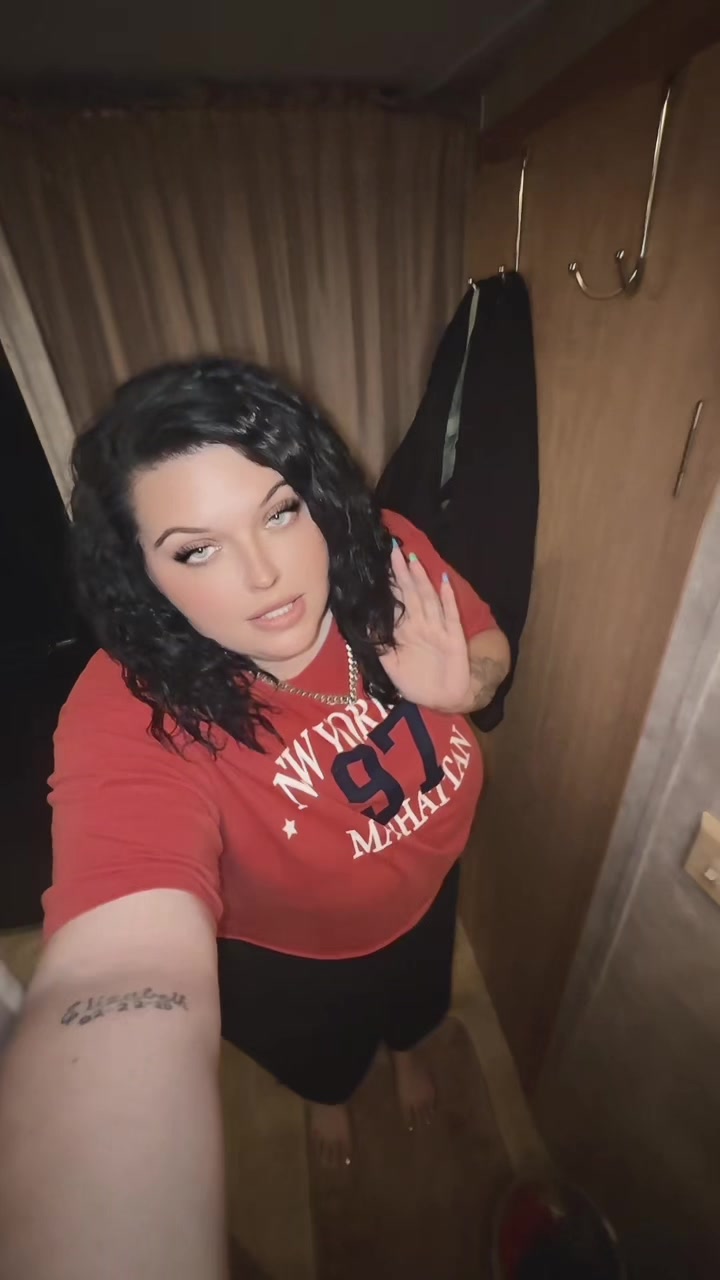 @🐝Blue Eyes & Thick Thighs🐝
