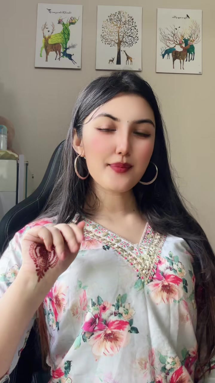 @AKRITI👑