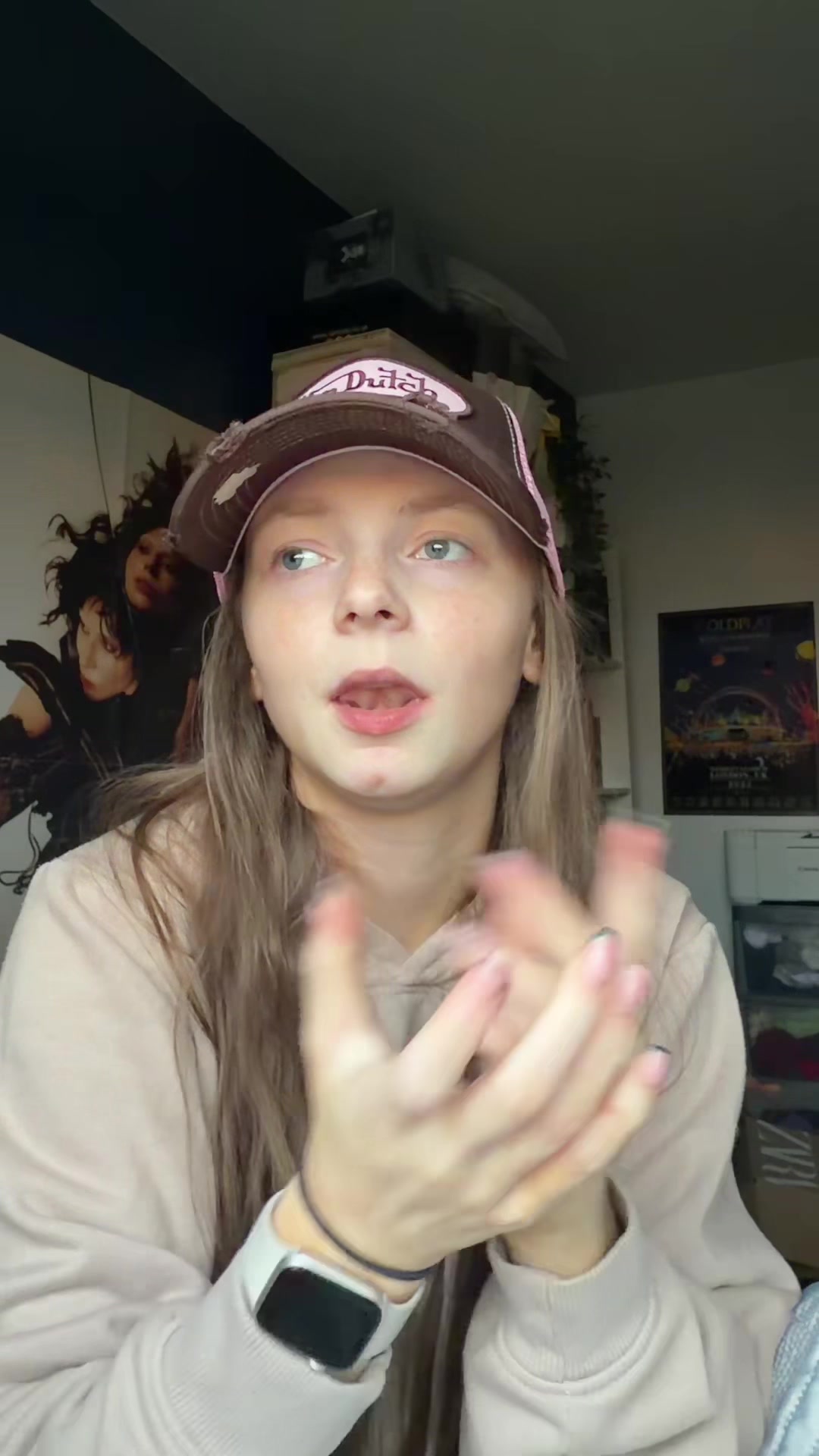 @Ellie Reads & Reacts ๐