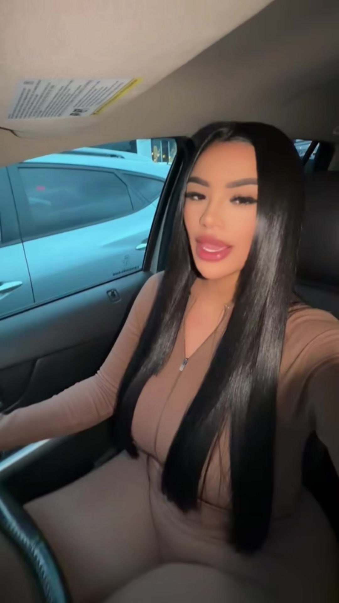 @Tatiqueenoficial 🦋
