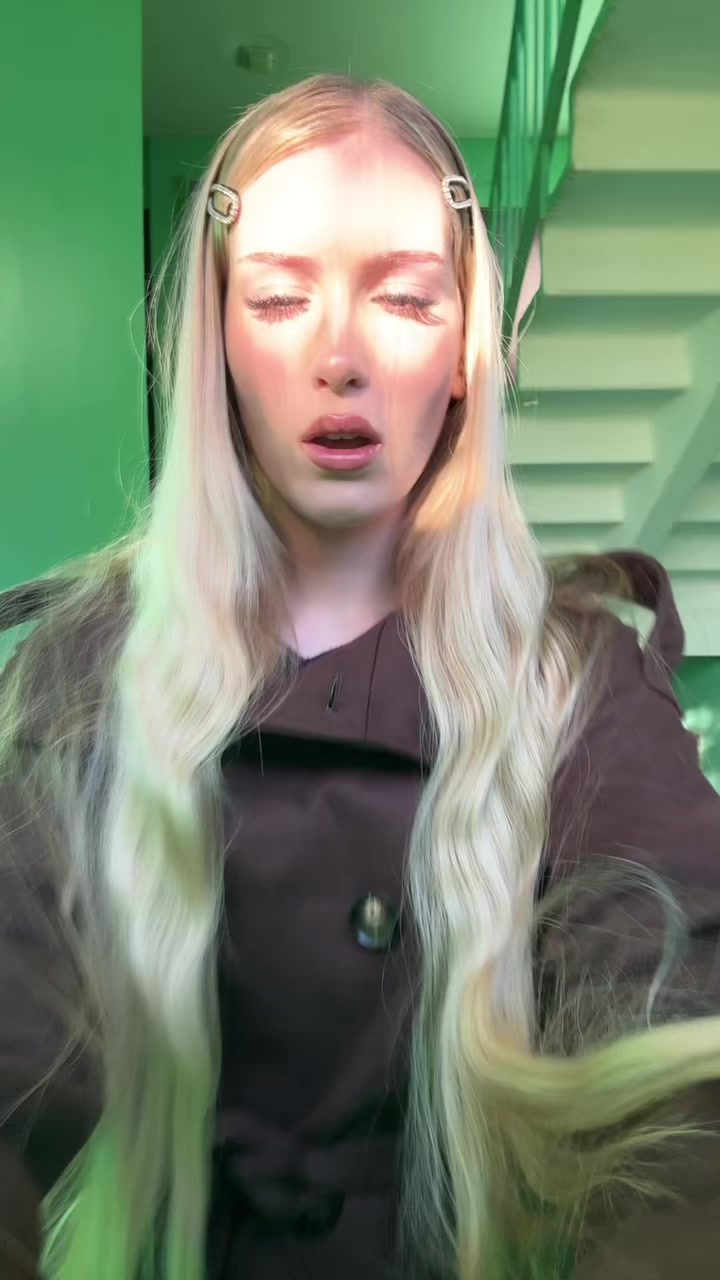 @👅👧🏼