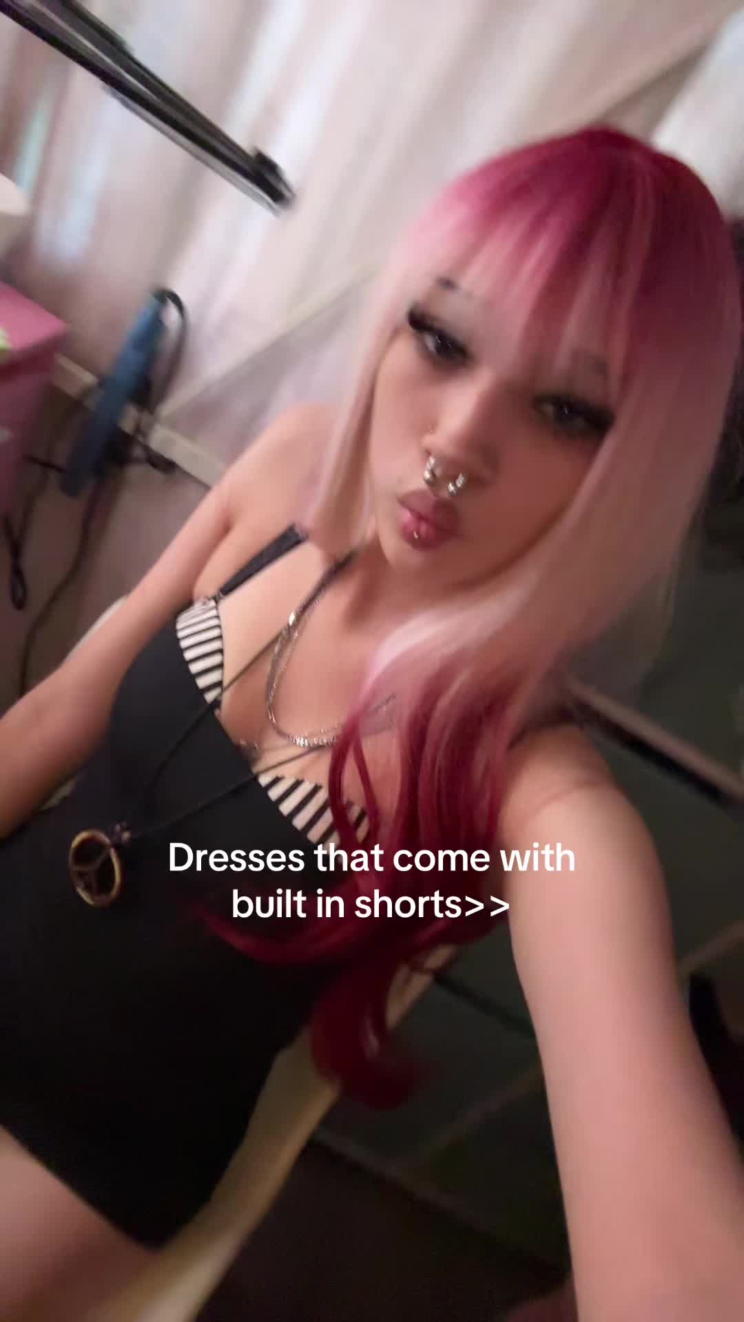 @>⩊<