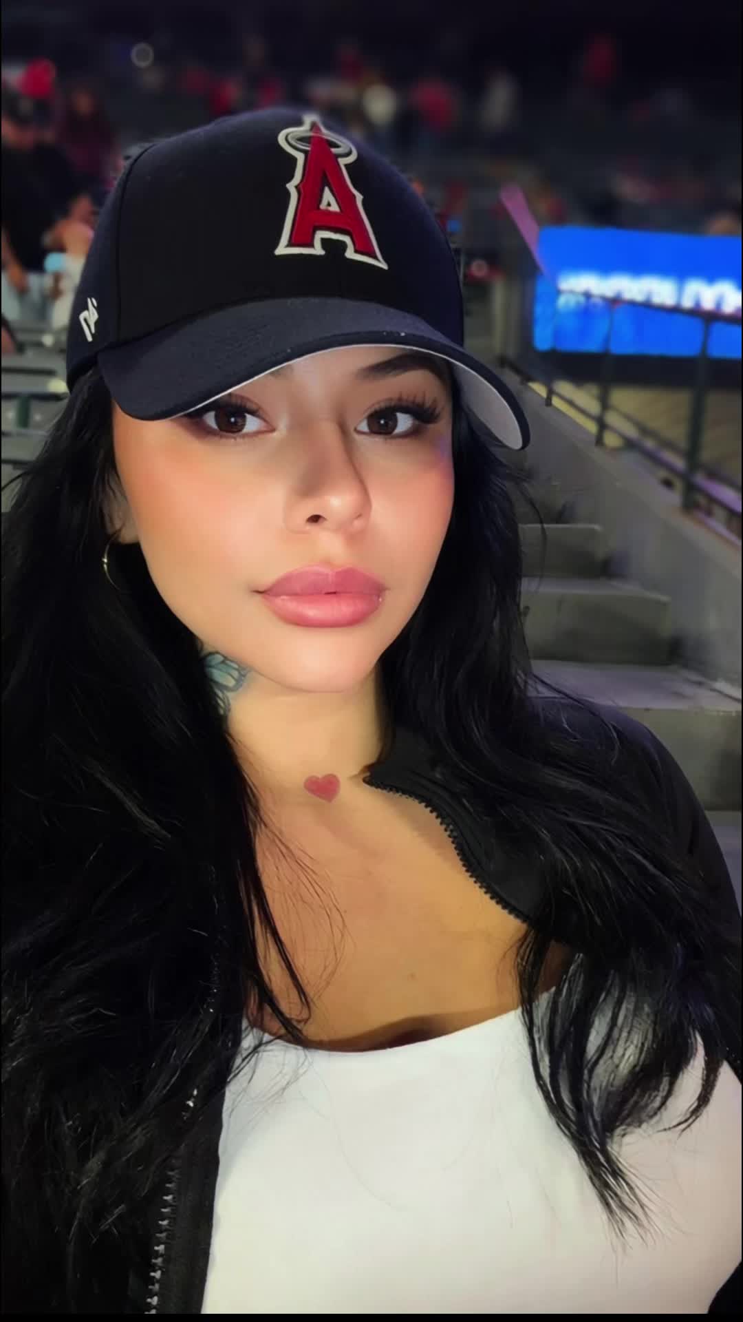 @𝓔 𝓡 𝓘 𝓚 𝓐 🦋