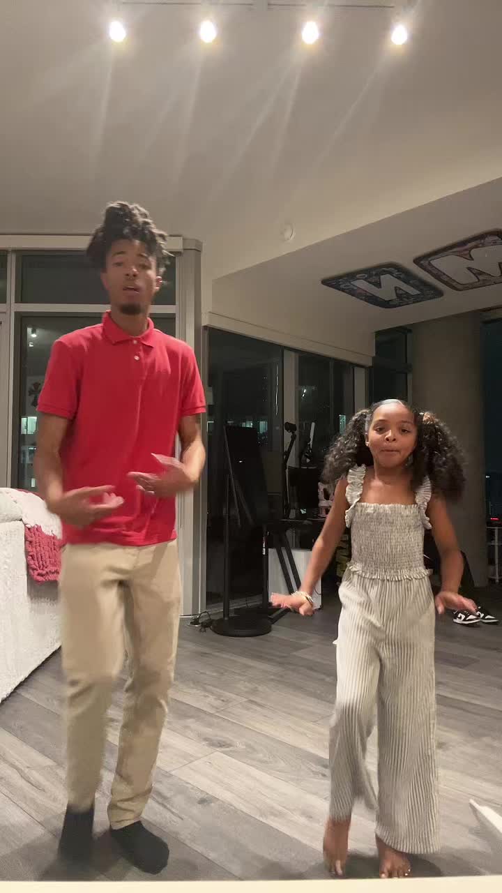 @themgirls_arielandtayla