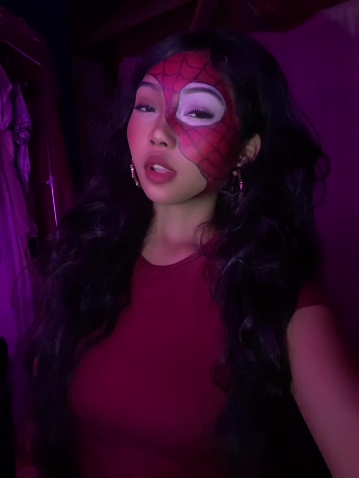 @ellenisaur_ on ig