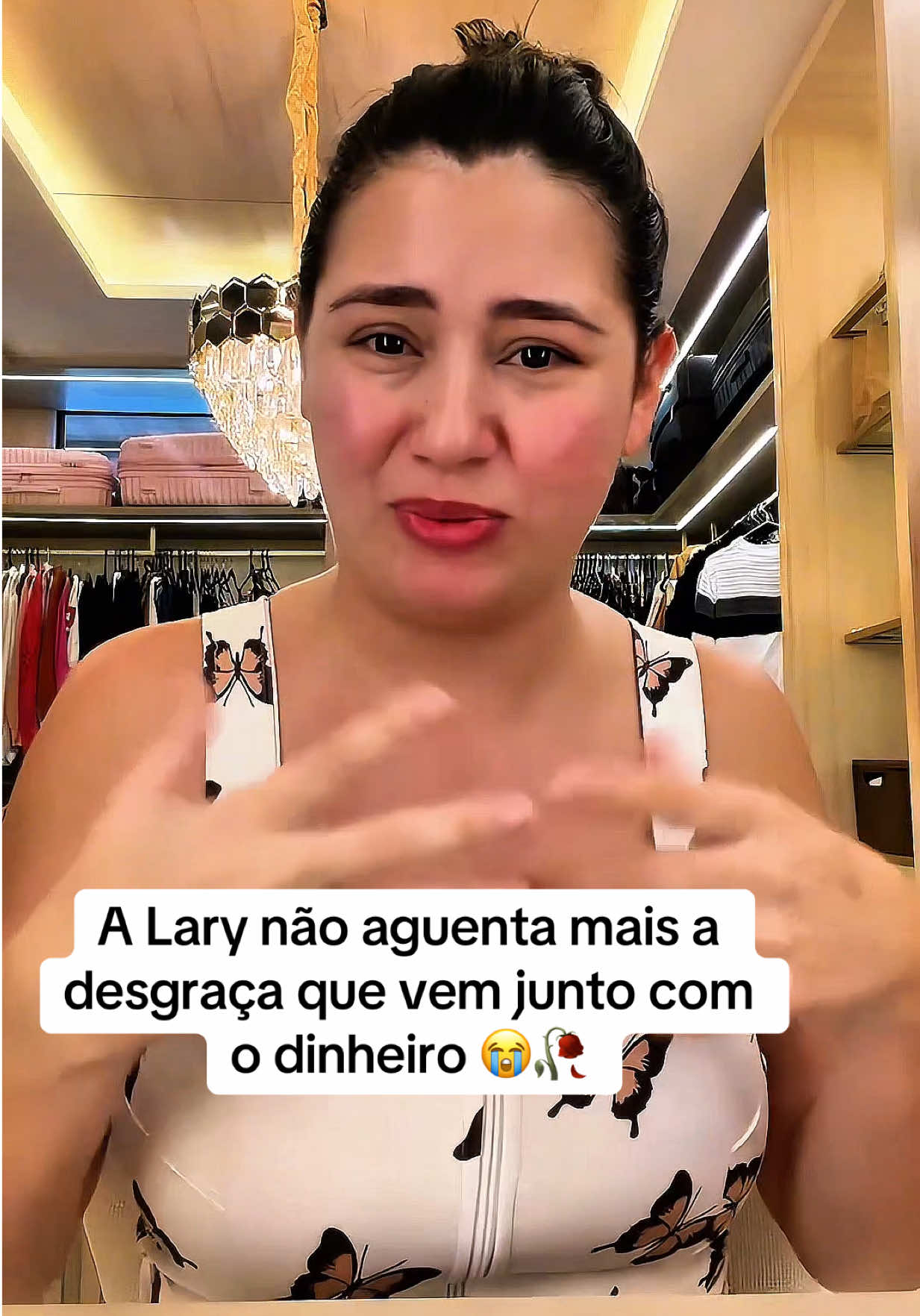 @laryiingrid01