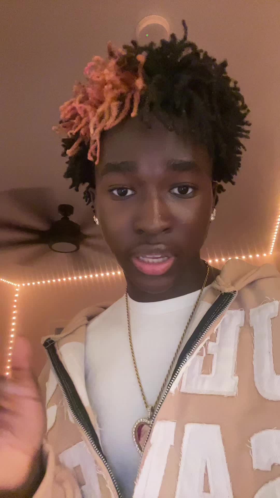 @𝒯𝓎𝑜👩🏽&zwj;🎤