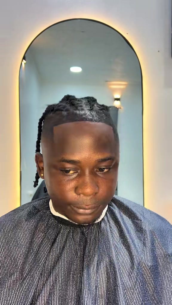 @FEMALE BARBER/LOCTICIAN IN LAG