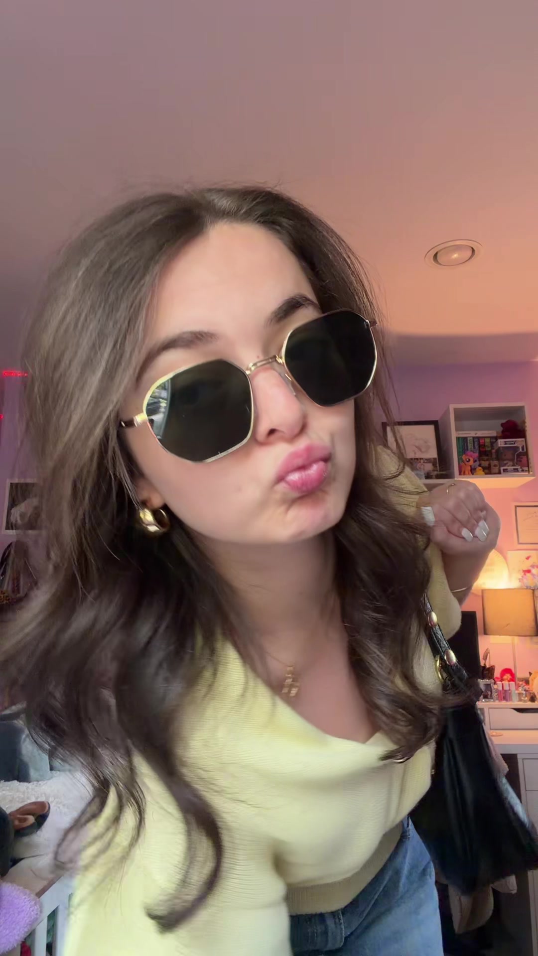 @Ava