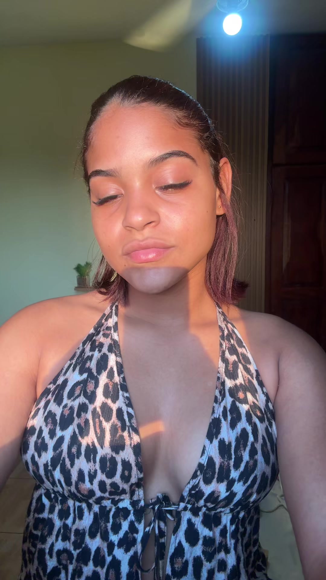 @🧍🏽&zwj;♀️