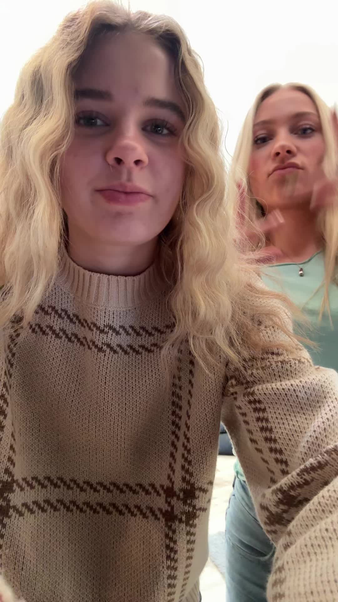 @:))