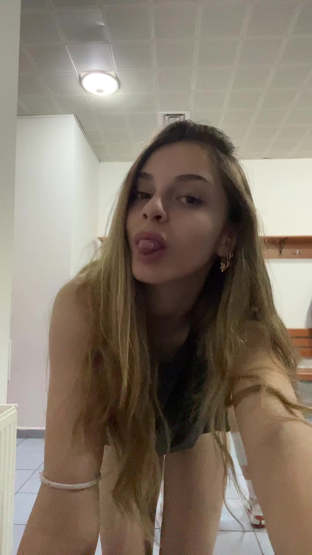 @urfavblondnbrunettee