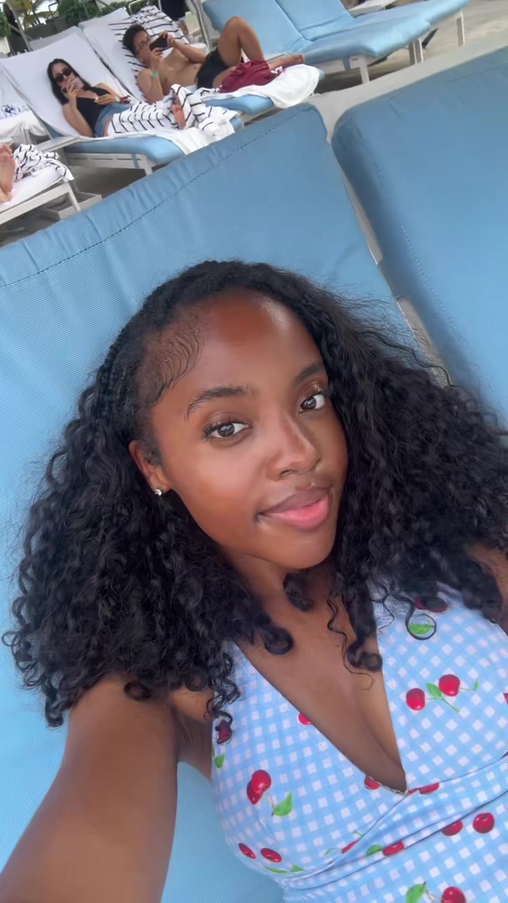 @lovelyy.simonee