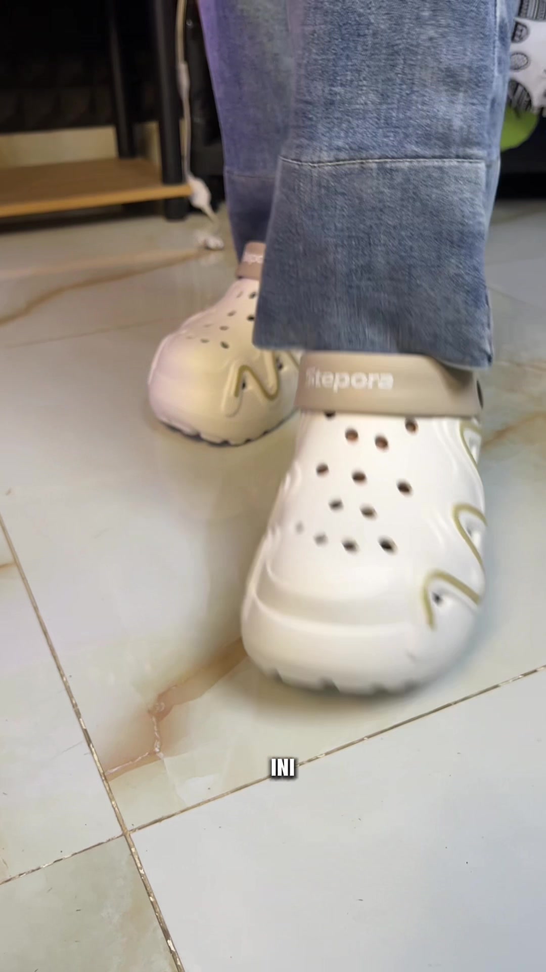 @LELI si paling TAS dan SANDAL