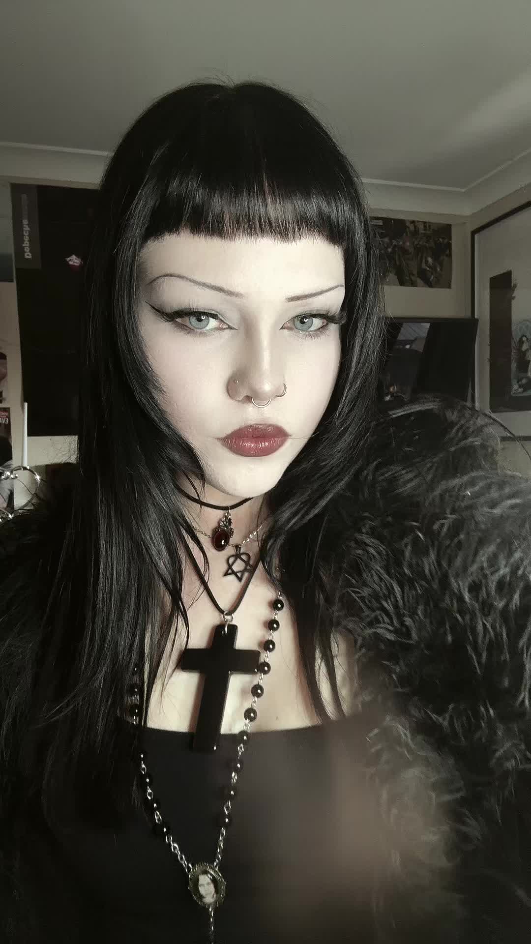 @Emily🦇🖤