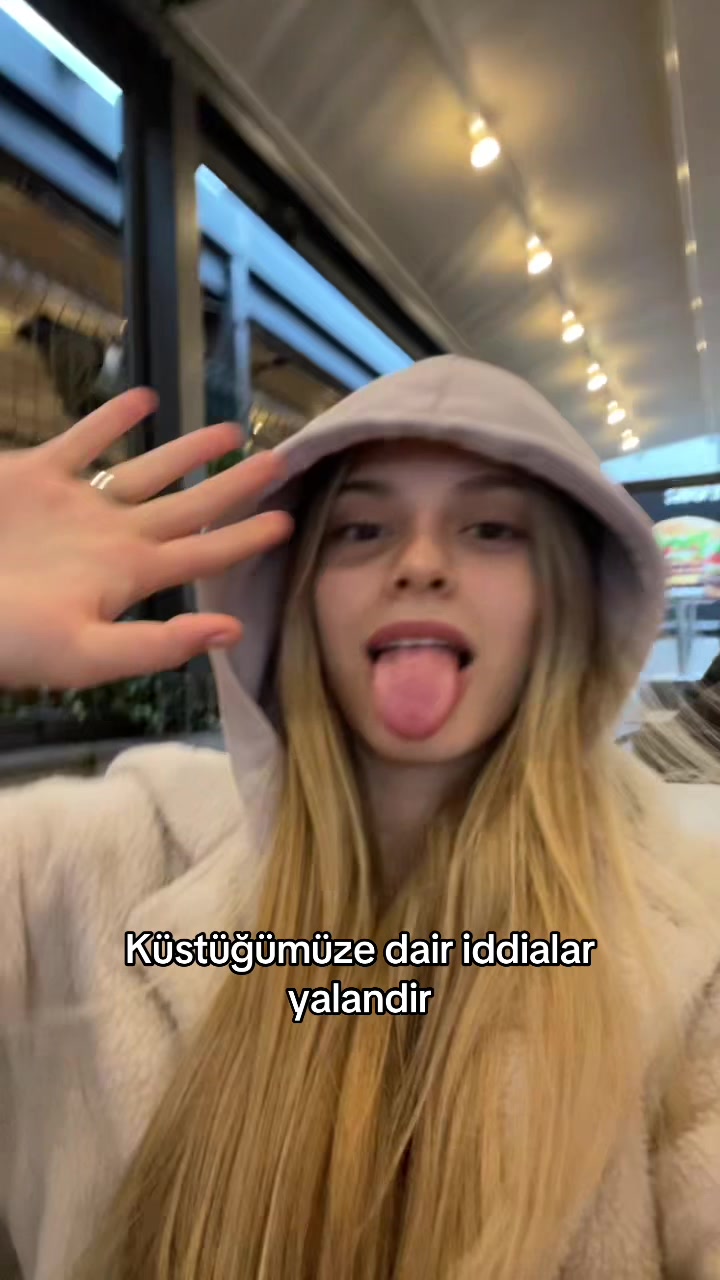 @urfavblondnbrunettee