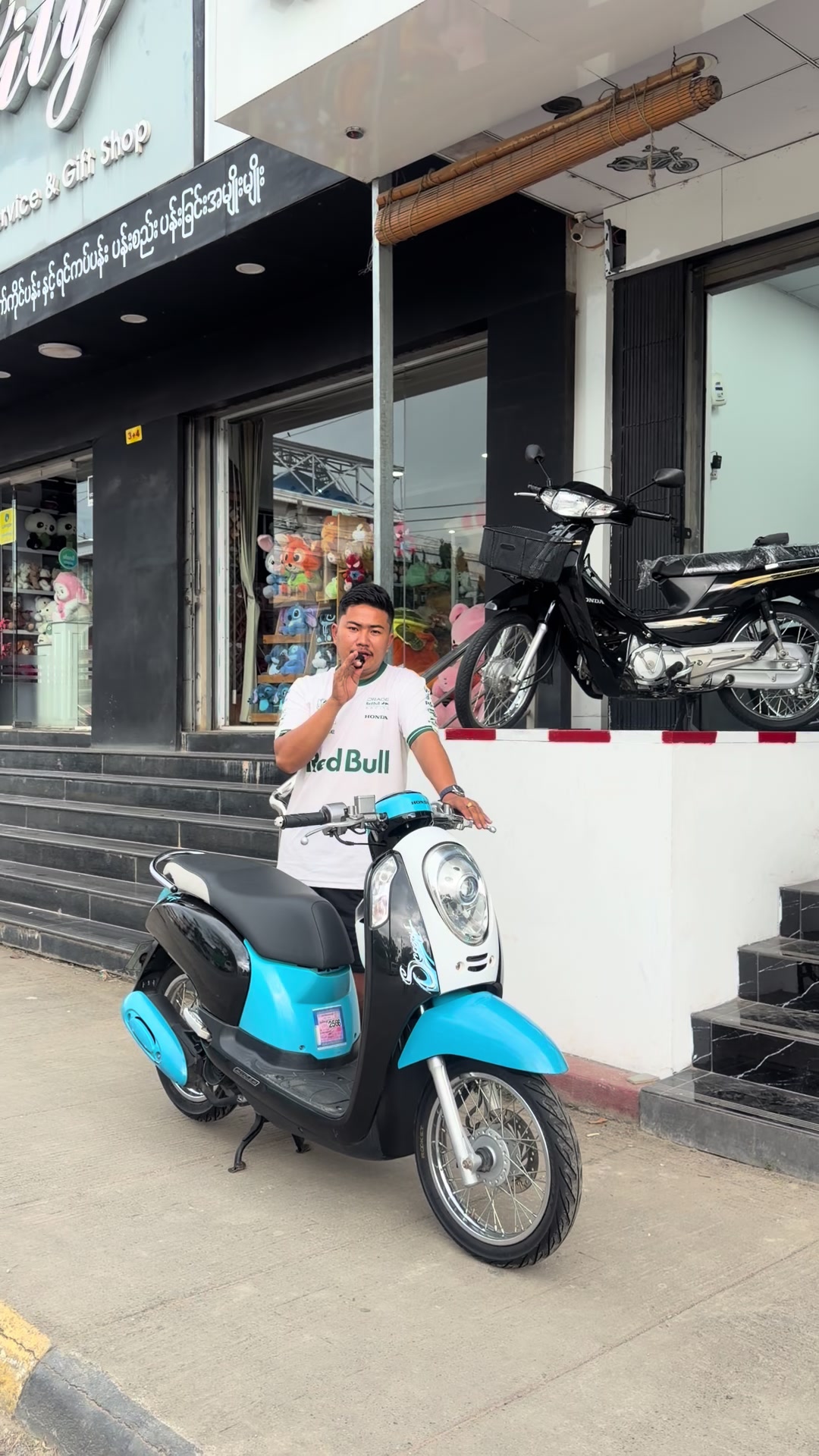 @SIPHYOETGI Motorcycle showroom