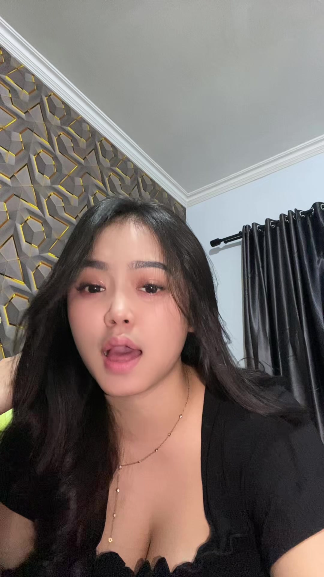 @thaniacry