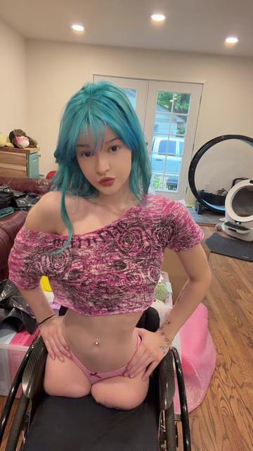 @thenolegsgirl