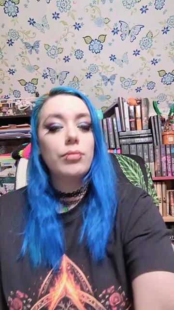 @Iris RainbowWolf🖤📚