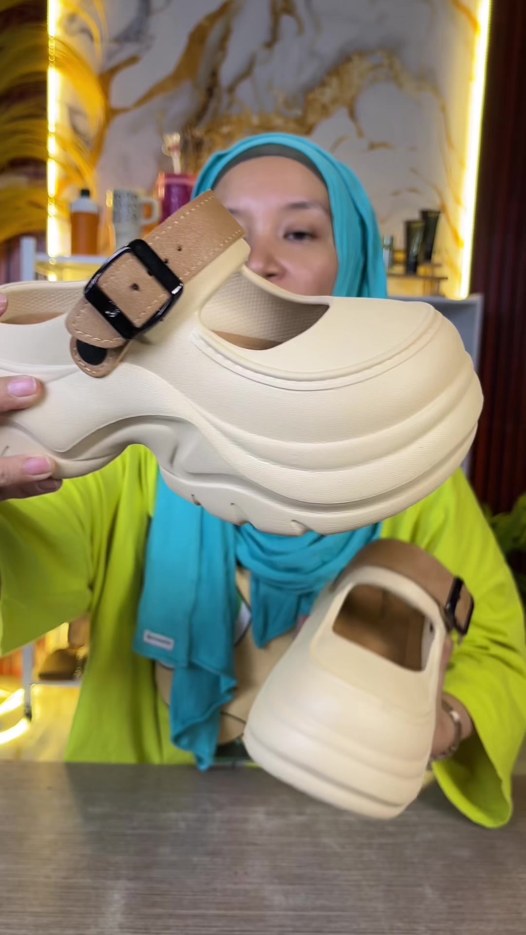 @LELI si paling TAS dan SANDAL