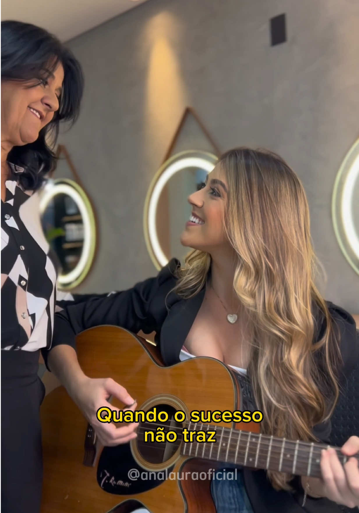 @Ana Laura
