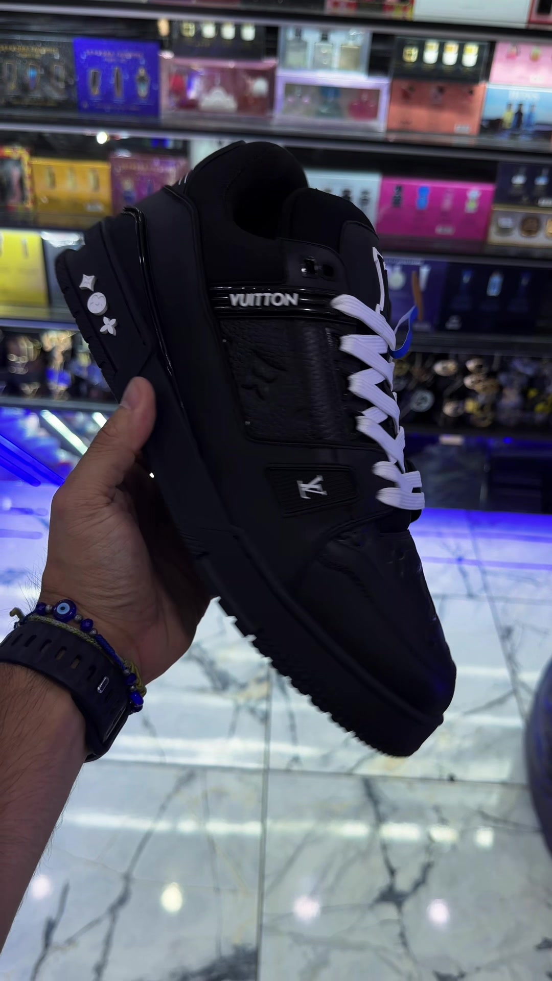 @El Aluc&iacute;n | Air Sneakers