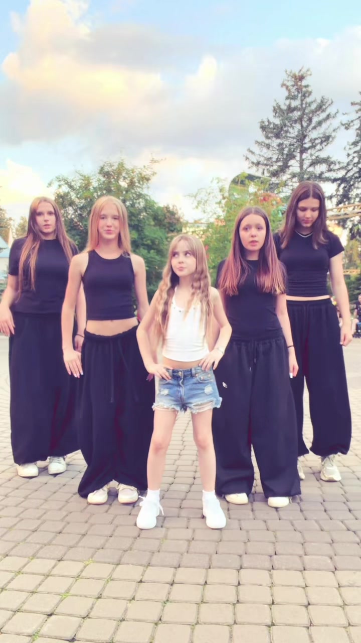 @та самая полина🩷