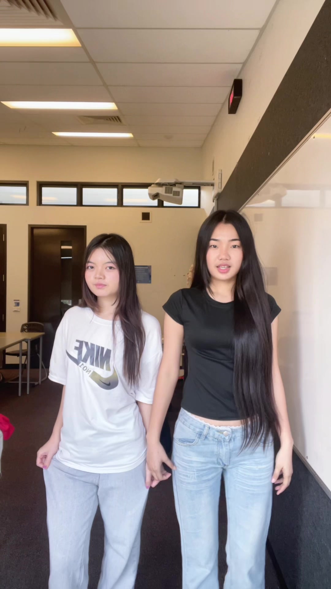 @><