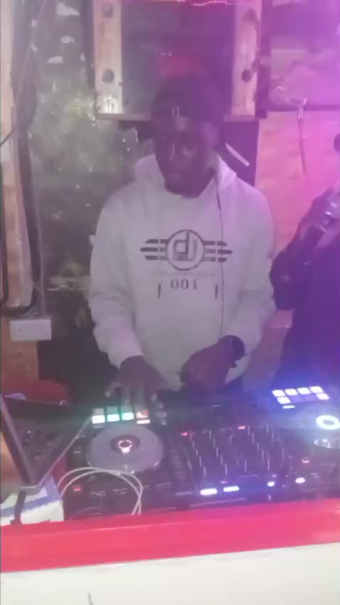 @Dj Chris De Entertainer